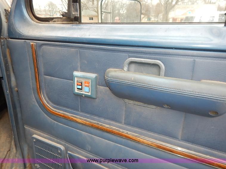 image for item I5187 1988 Ford Econoline E150 cargo van