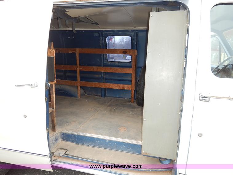 image for item I5187 1988 Ford Econoline E150 cargo van