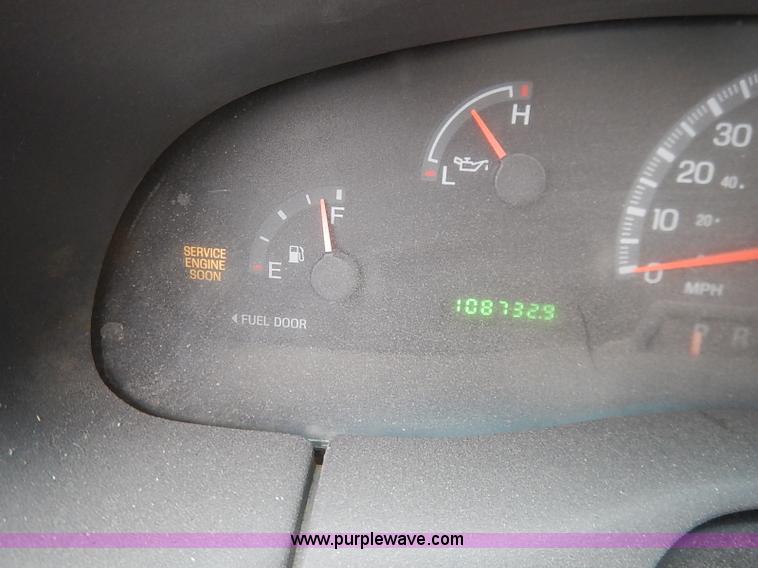 image for item I5190 2001 Ford F150 XL pickup truck