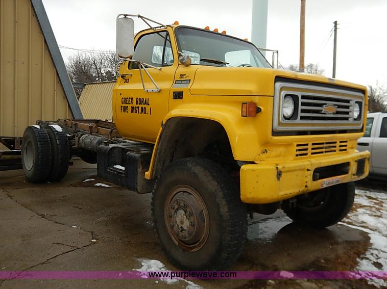 image for item I5193 1986 Chevrolet Kodiak 70 truck cab and chassis