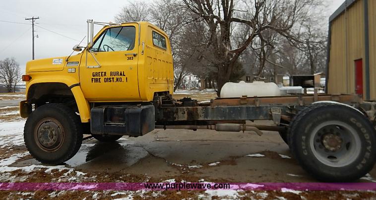 image for item I5193 1986 Chevrolet Kodiak 70 truck cab and chassis