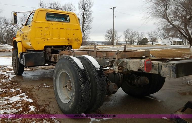 image for item I5193 1986 Chevrolet Kodiak 70 truck cab and chassis
