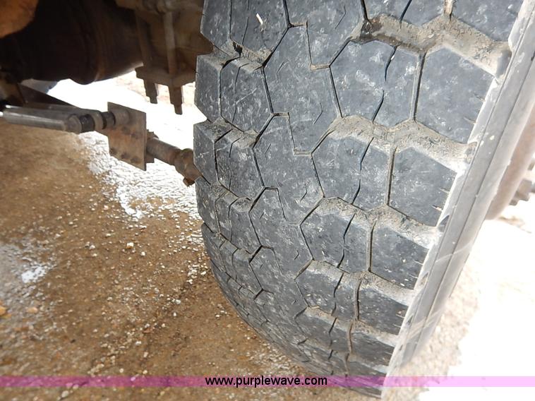 image for item I5193 1986 Chevrolet Kodiak 70 truck cab and chassis