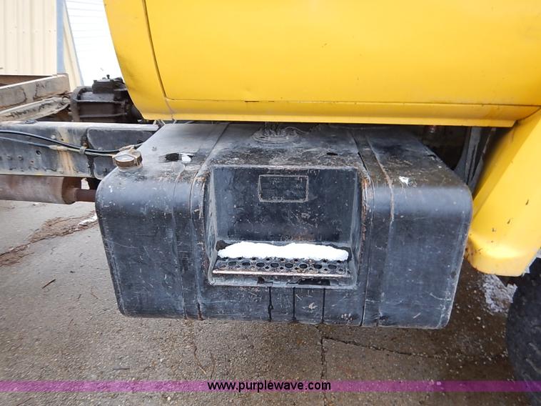 image for item I5193 1986 Chevrolet Kodiak 70 truck cab and chassis