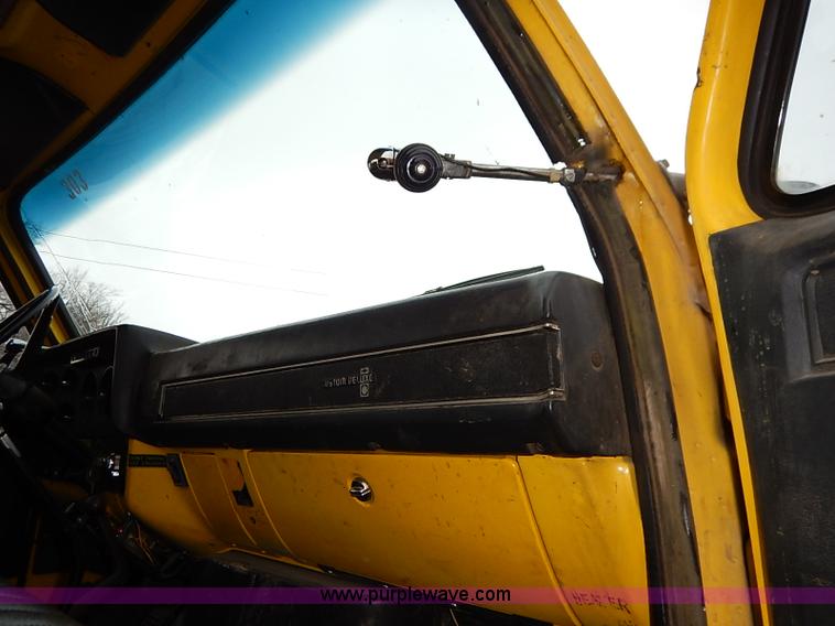 image for item I5193 1986 Chevrolet Kodiak 70 truck cab and chassis