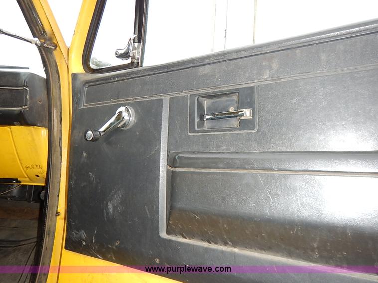 image for item I5193 1986 Chevrolet Kodiak 70 truck cab and chassis