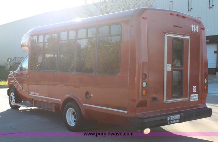 image for item I5888 2004 Ford E450 bus