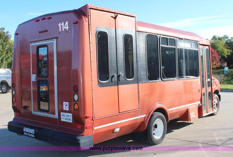 image for item I5888 2004 Ford E450 bus