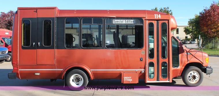 image for item I5888 2004 Ford E450 bus