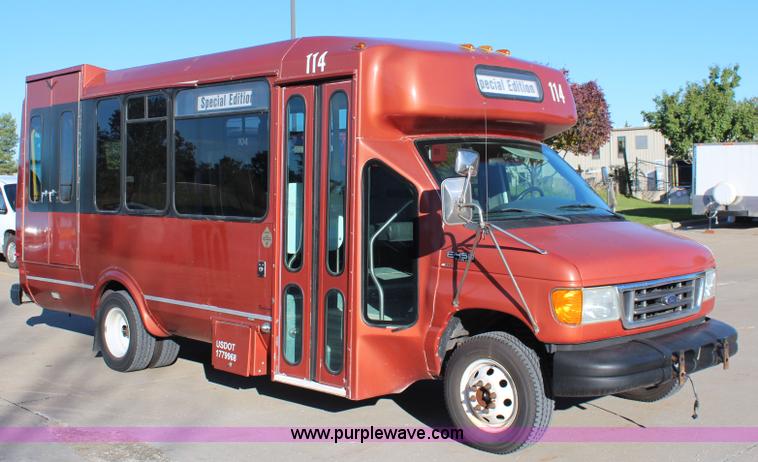 image for item I5888 2004 Ford E450 bus