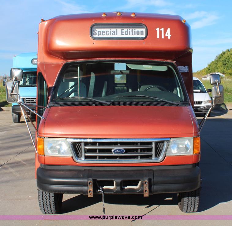 image for item I5888 2004 Ford E450 bus