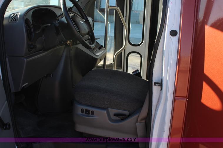 image for item I5888 2004 Ford E450 bus