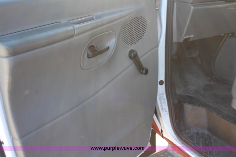image for item I5888 2004 Ford E450 bus