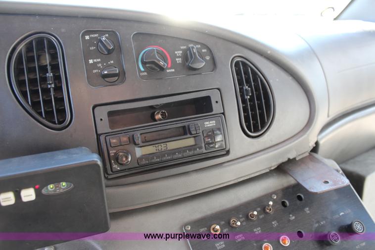 image for item I5888 2004 Ford E450 bus