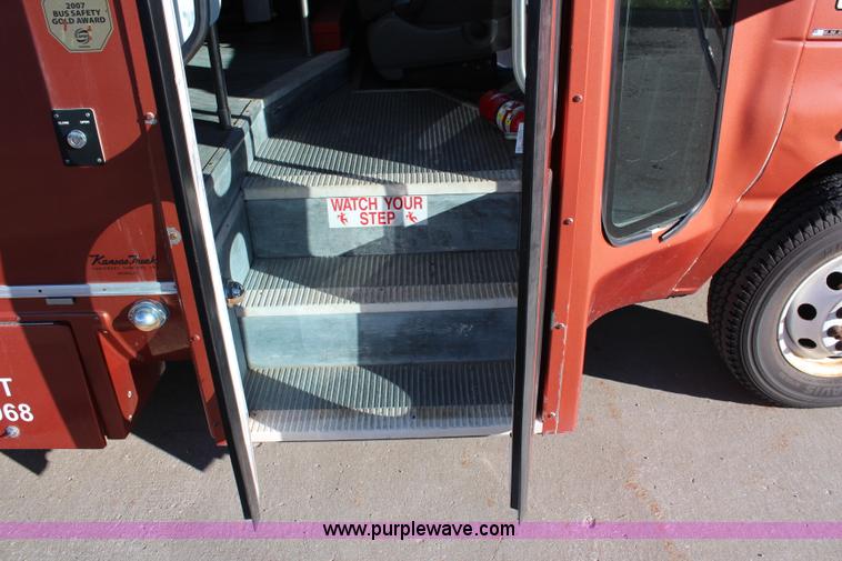 image for item I5888 2004 Ford E450 bus