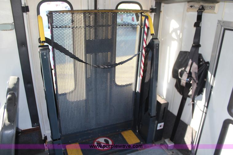 image for item I5888 2004 Ford E450 bus