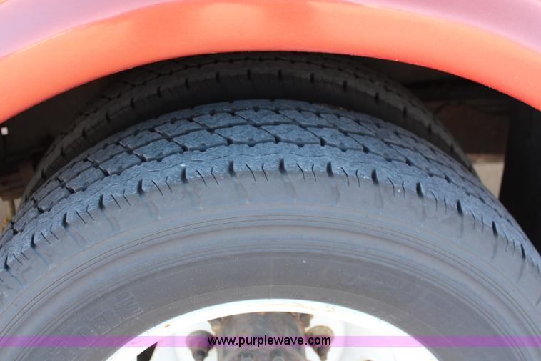 image for item I5888 2004 Ford E450 bus