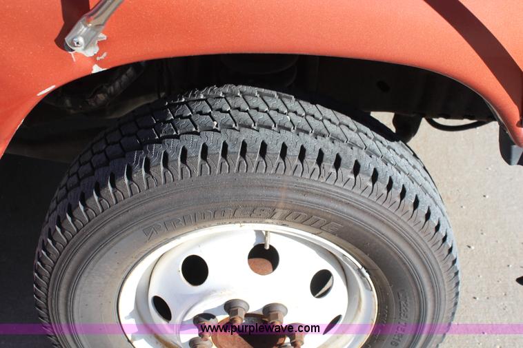 image for item I5888 2004 Ford E450 bus