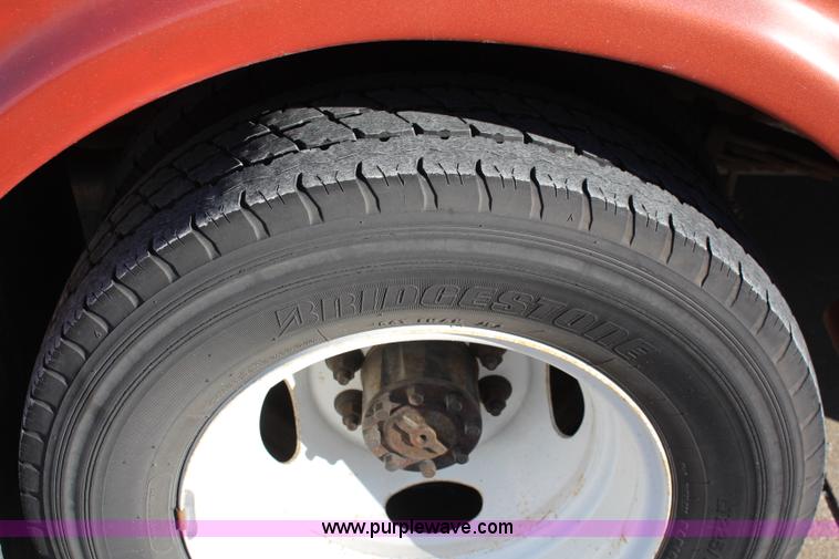 image for item I5888 2004 Ford E450 bus