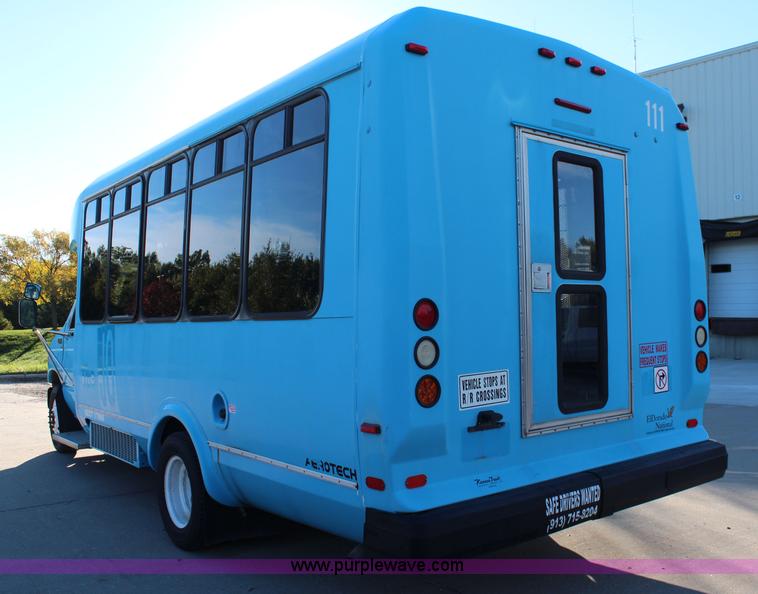 image for item I5889 2004 Ford E450 bus
