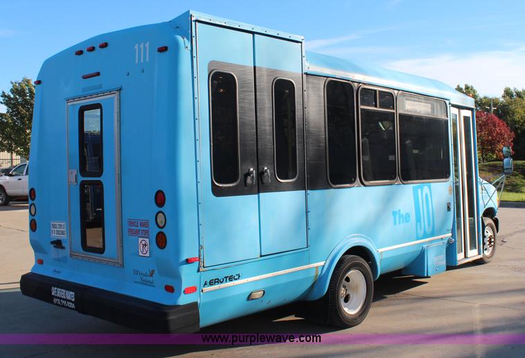 image for item I5889 2004 Ford E450 bus