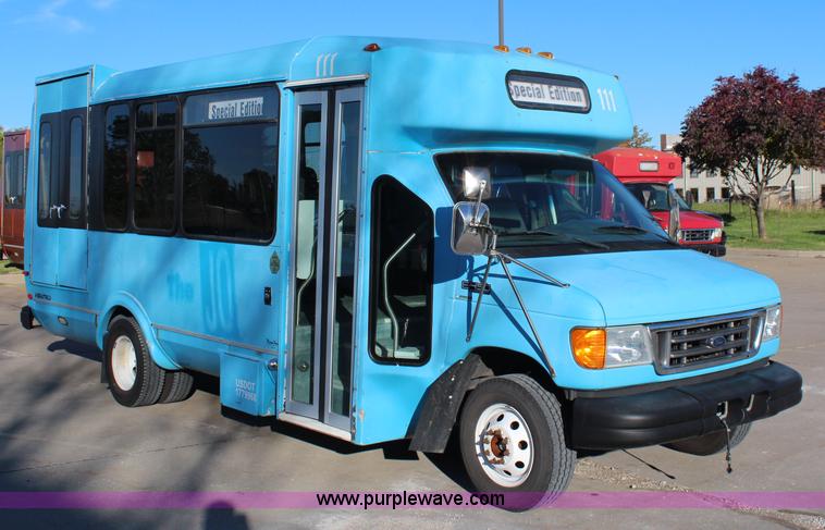 image for item I5889 2004 Ford E450 bus