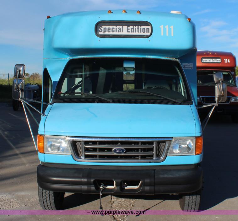 image for item I5889 2004 Ford E450 bus