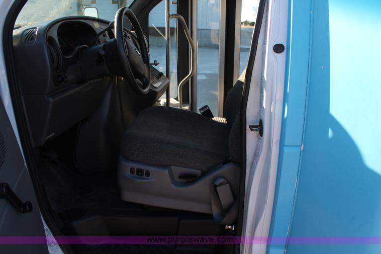 image for item I5889 2004 Ford E450 bus