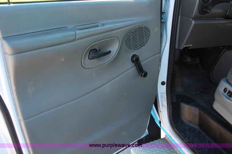 image for item I5889 2004 Ford E450 bus
