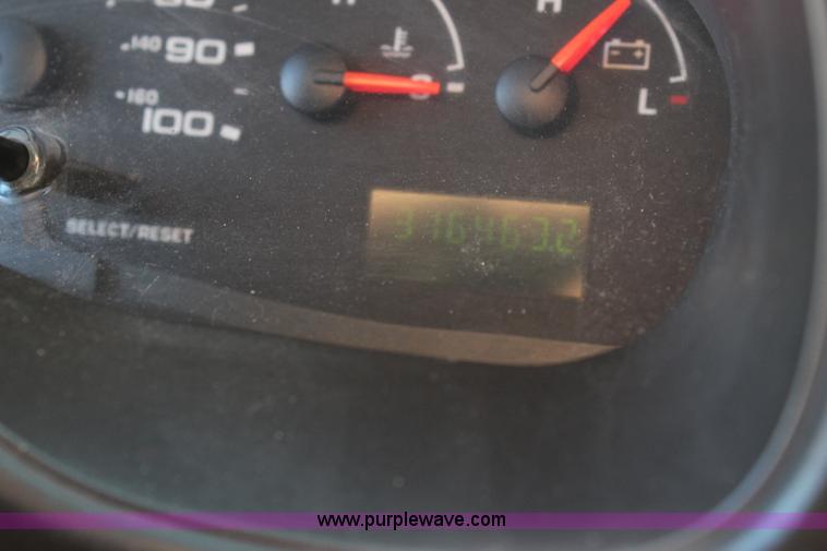 image for item I5889 2004 Ford E450 bus