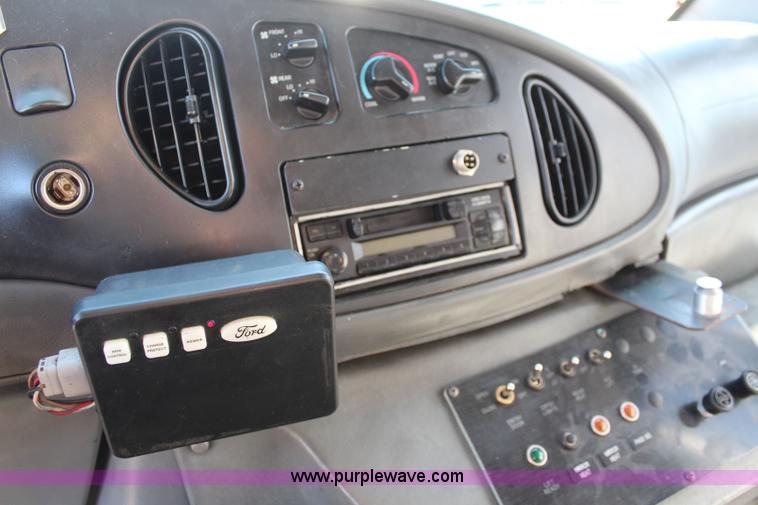 image for item I5889 2004 Ford E450 bus