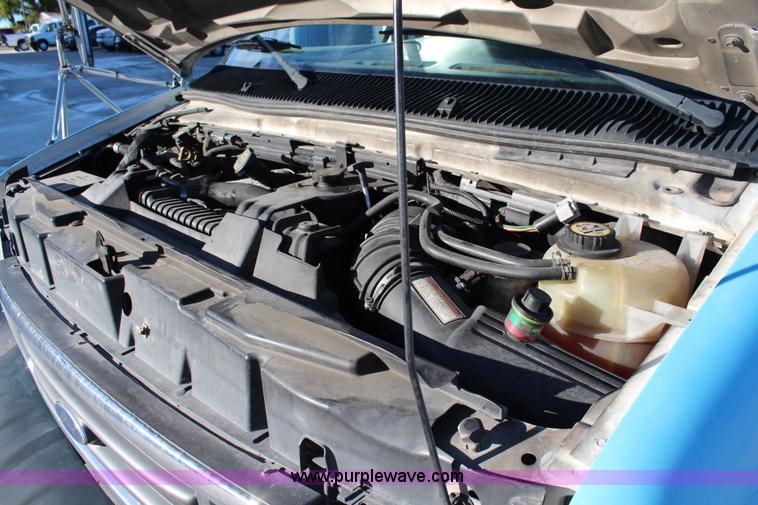 image for item I5889 2004 Ford E450 bus