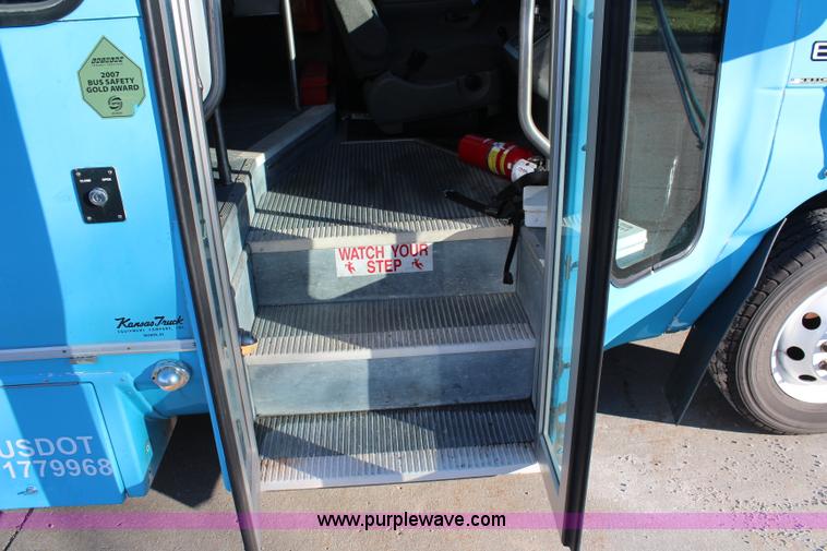 image for item I5889 2004 Ford E450 bus