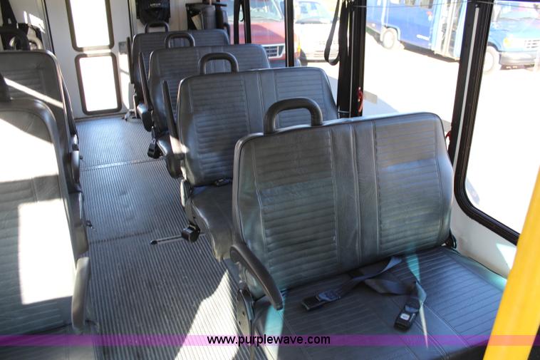 image for item I5889 2004 Ford E450 bus