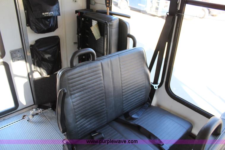 image for item I5889 2004 Ford E450 bus
