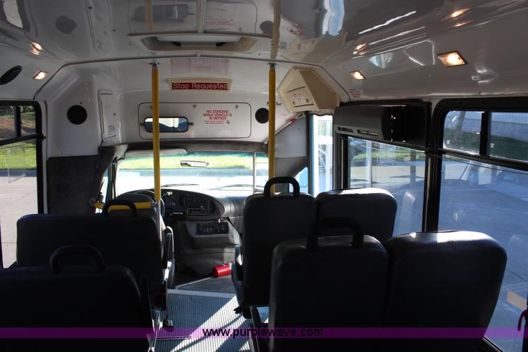 image for item I5889 2004 Ford E450 bus