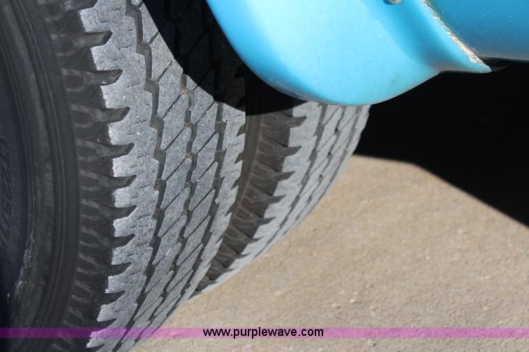 image for item I5889 2004 Ford E450 bus