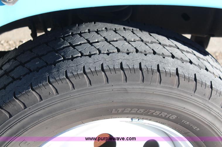 image for item I5889 2004 Ford E450 bus