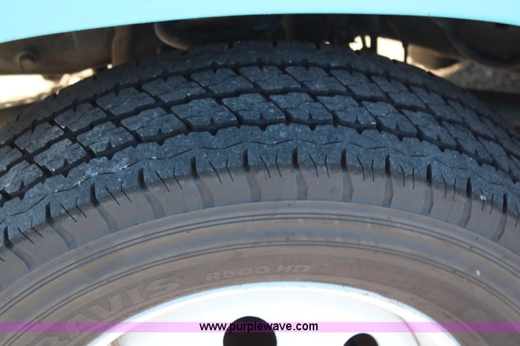 image for item I5889 2004 Ford E450 bus