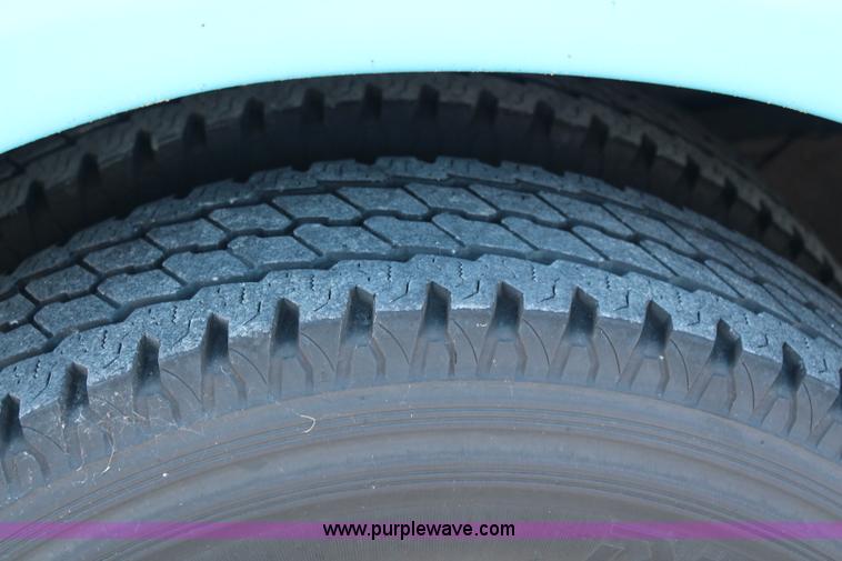 image for item I5889 2004 Ford E450 bus