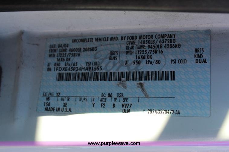 image for item I5889 2004 Ford E450 bus