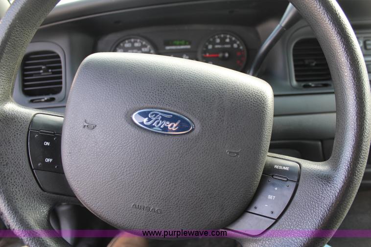 image for item I5977 2006 Ford Crown Victoria Police Interceptor