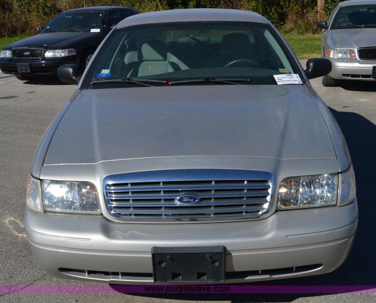 image for item I8694 2004 Ford Crown Victoria