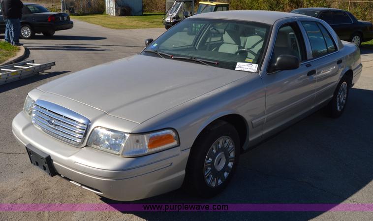 image for item I8694 2004 Ford Crown Victoria