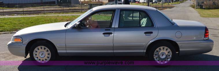 image for item I8694 2004 Ford Crown Victoria