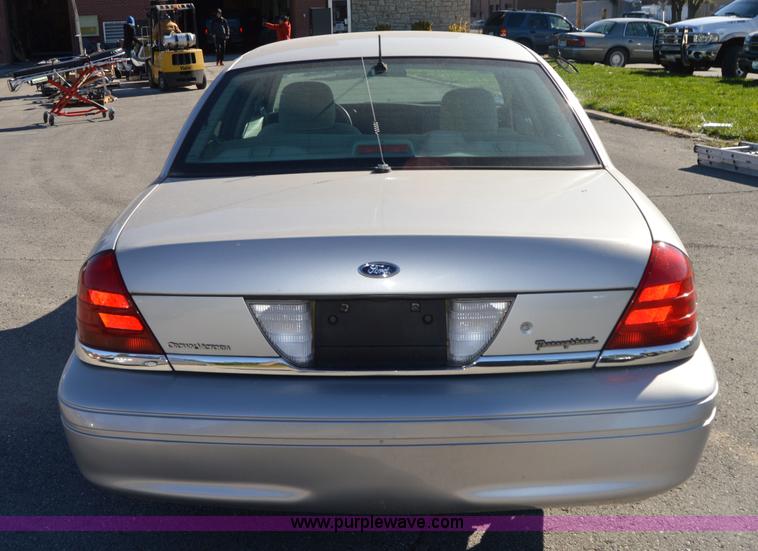 image for item I8694 2004 Ford Crown Victoria