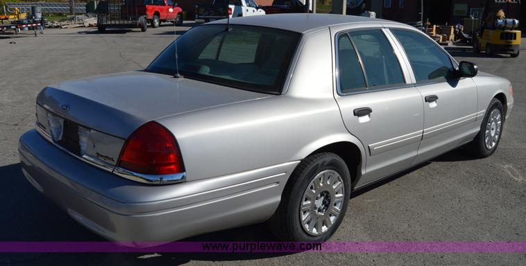 image for item I8694 2004 Ford Crown Victoria
