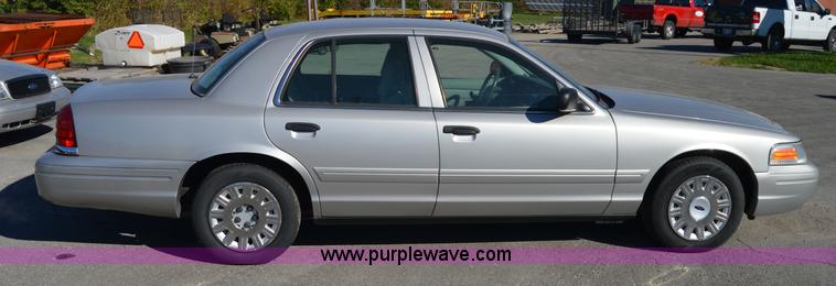 image for item I8694 2004 Ford Crown Victoria