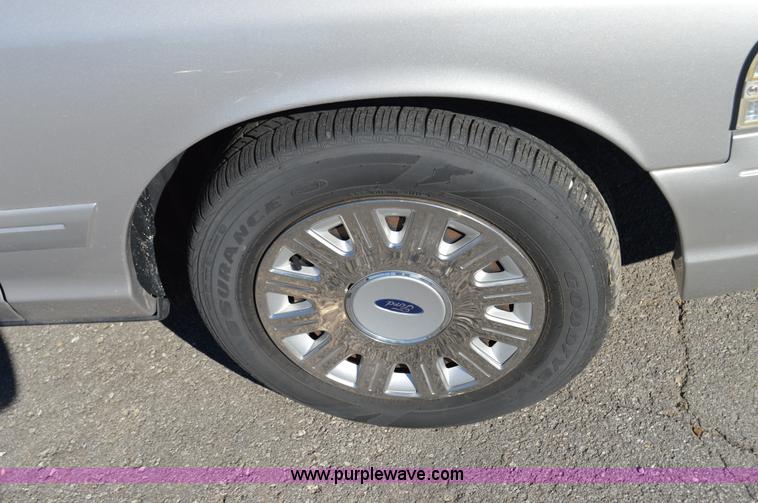 image for item I8694 2004 Ford Crown Victoria
