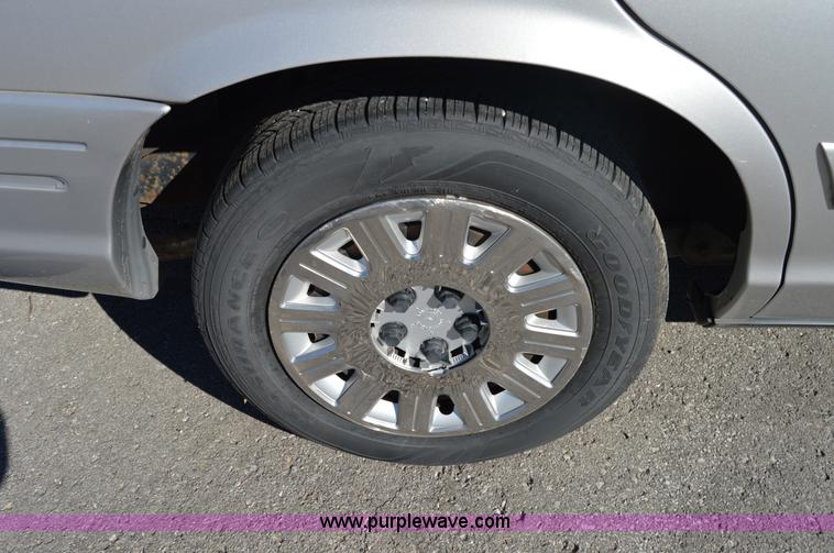 image for item I8694 2004 Ford Crown Victoria